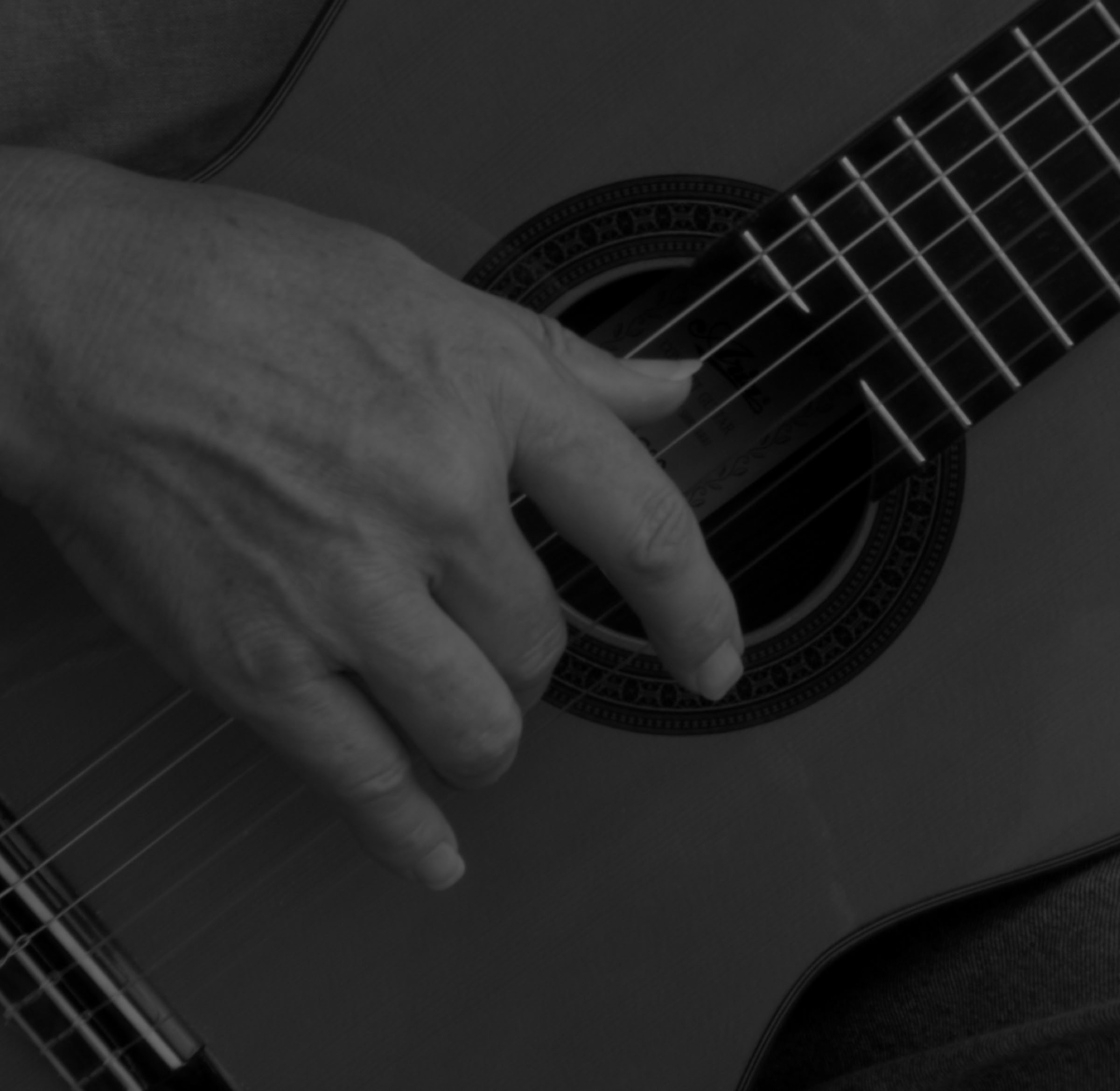 Gitarre mit Hand die zupft